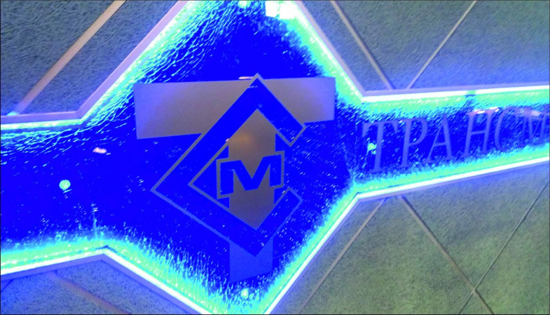 Изработка на реклама от триплексово стъкла с RGB осветяване