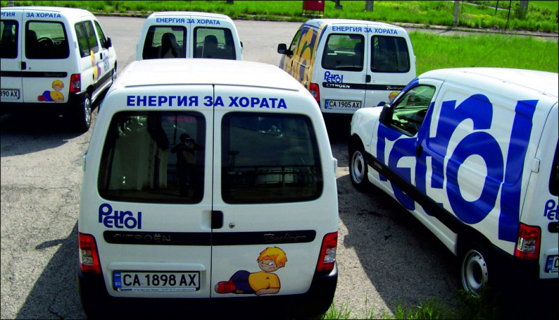 Брандиране на лот автомобили бранд PETROL