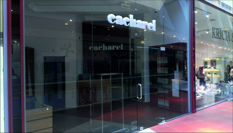 Изработка на обемен несветещ надпис за фирмен магазин за Cacharel