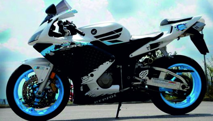 Брандиране на бял пистов мотор