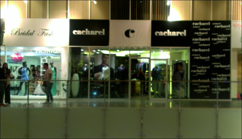 Изработка на лот от реклами за Cacharel  -обемни надписи, фголиране на витражи, тенти и прочие