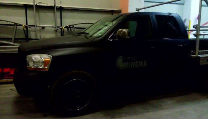 Брандиране на джип с черен мат и фирмени надписи